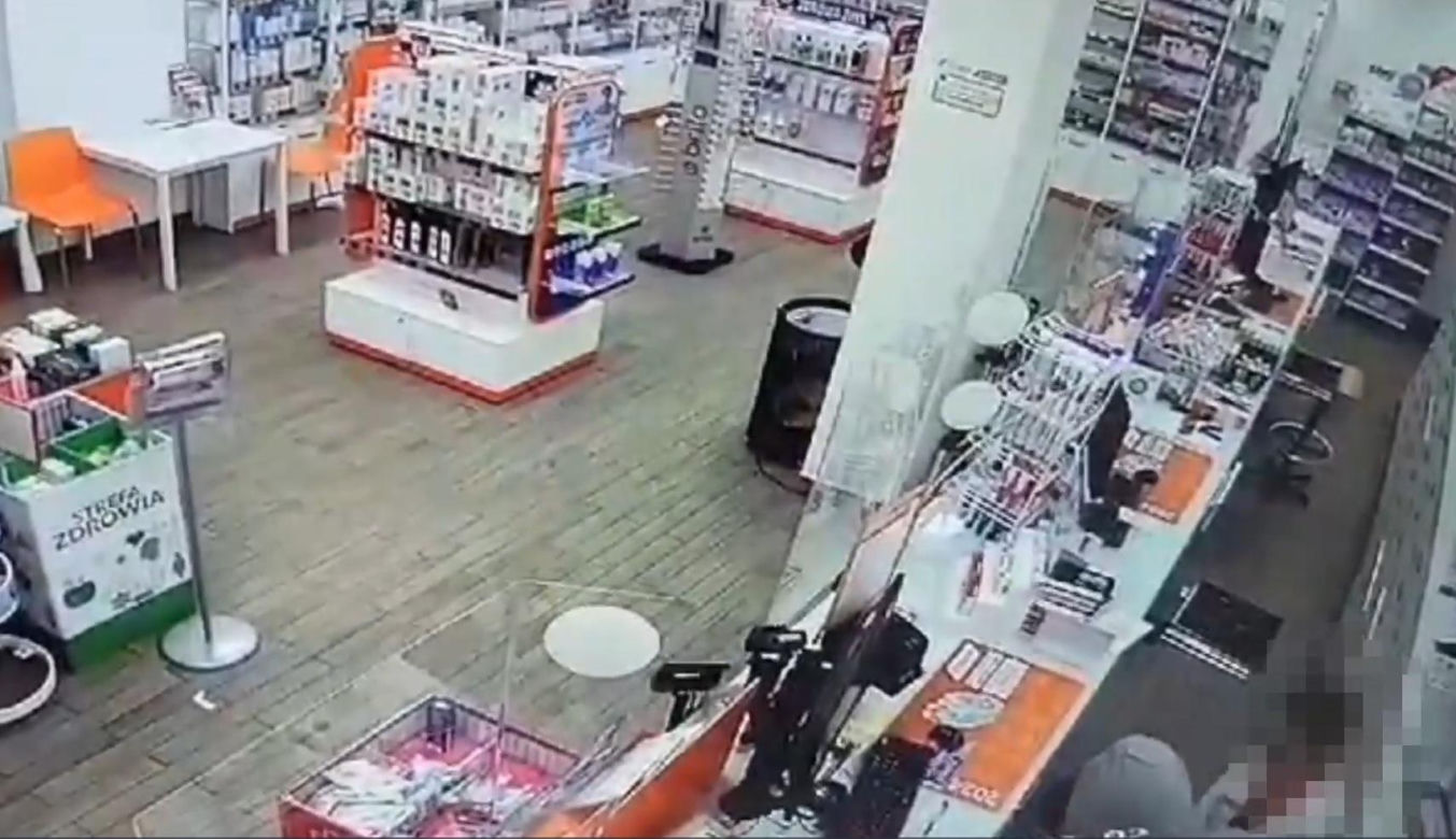 Zamaskowany bandyta napada na apteki. W ręku ma skalpel
