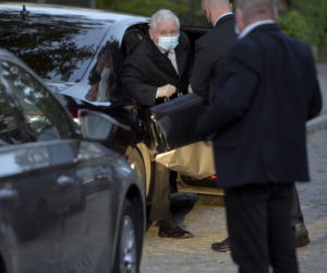 Kaczyński zwiózł zapasy dla kotów