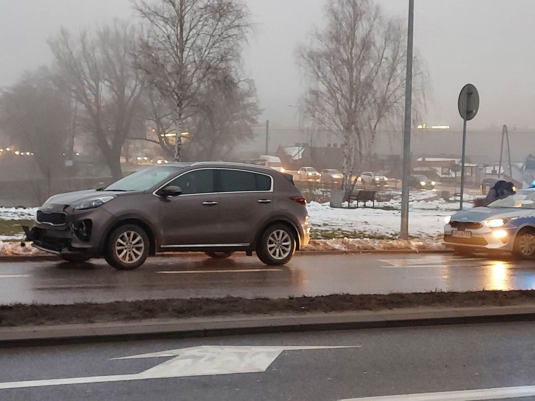 Na skrzyżowaniu ulic Radomskiej, Kieleckiej i Niepodległości zderzyły się dwie osobówki