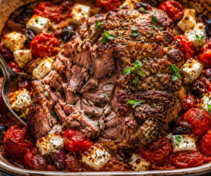 Fetę wrzucam do pieczonego mięsa dopiero pod koniec. Sos wychodzi obłędny