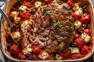 Fetę wrzucam do pieczonego mięsa dopiero pod koniec. Sos wychodzi obłędny
