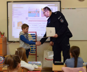 9-latek uratował życie mamusi. Policjanci podziękowali mu za heroiczne zachowanie