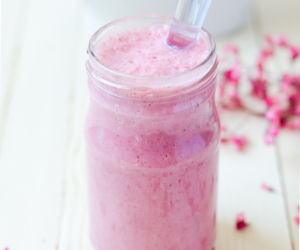 Shake z truskawkowy z mlekiem kokosowym