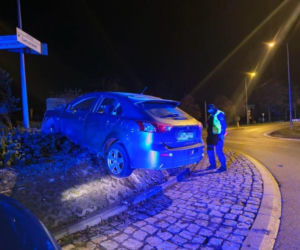 Ubzdryngolony Ukrainiec zawisł na rondzie. Poprosił policjanta, żeby dmuchnął za niego