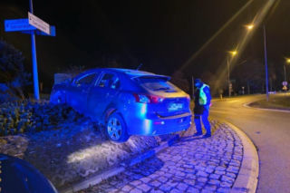 Ubzdryngolony Ukrainiec zawisł na rondzie. Poprosił policjanta, żeby dmuchnął za niego