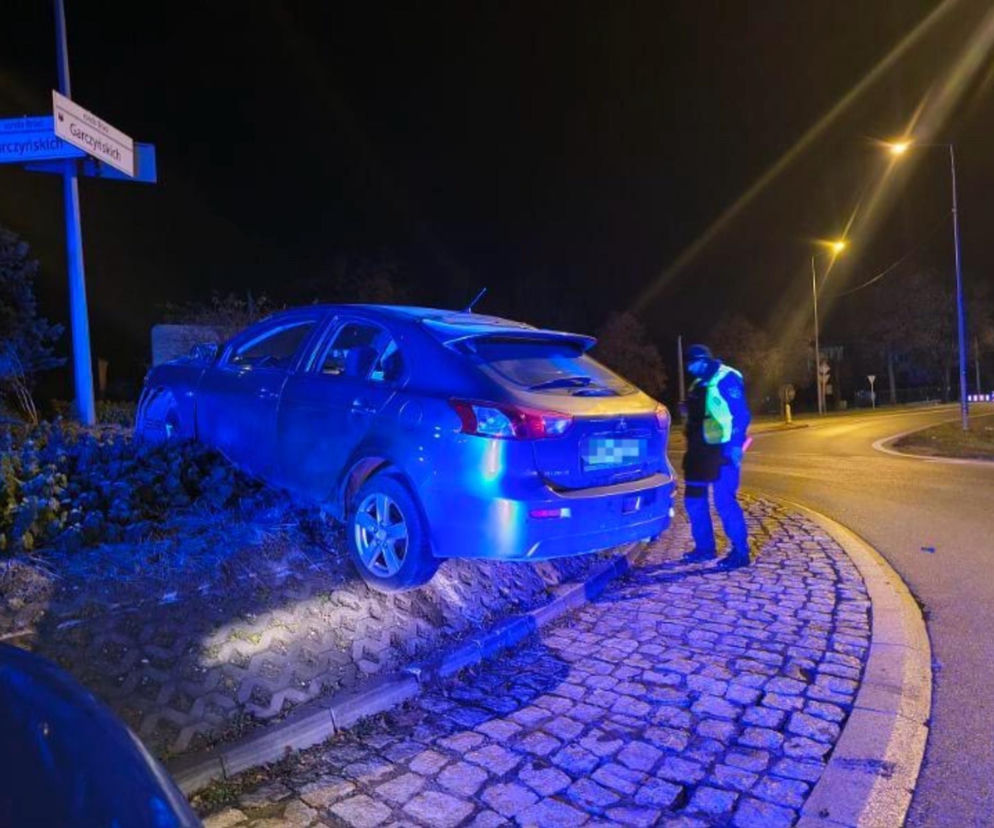 Ubzdryngolony Ukrainiec zawisnął na rondzie. Poprosił policjanta, żeby dmuchnął za niego