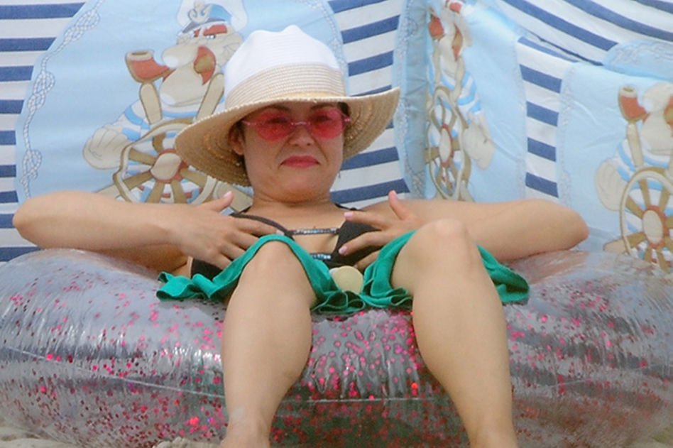 Kasia Cichopek z rodziną na plaży