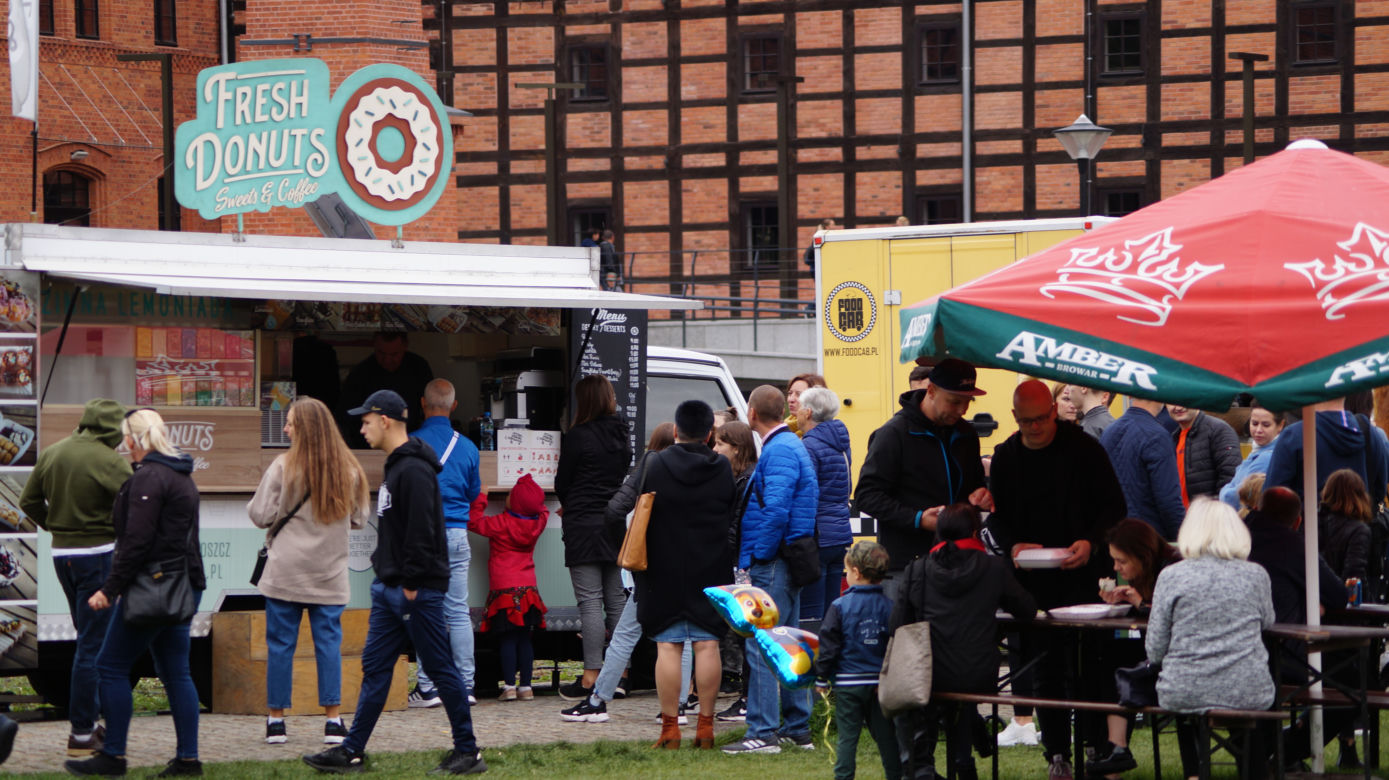 Festiwal Food Trucków 2021. Restauracje na kółkach zaparkowały na Wyspie Młyńskiej
