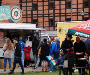 Festiwal Food Trucków 2021. Restauracje na kółkach zaparkowały na Wyspie Młyńskiej
