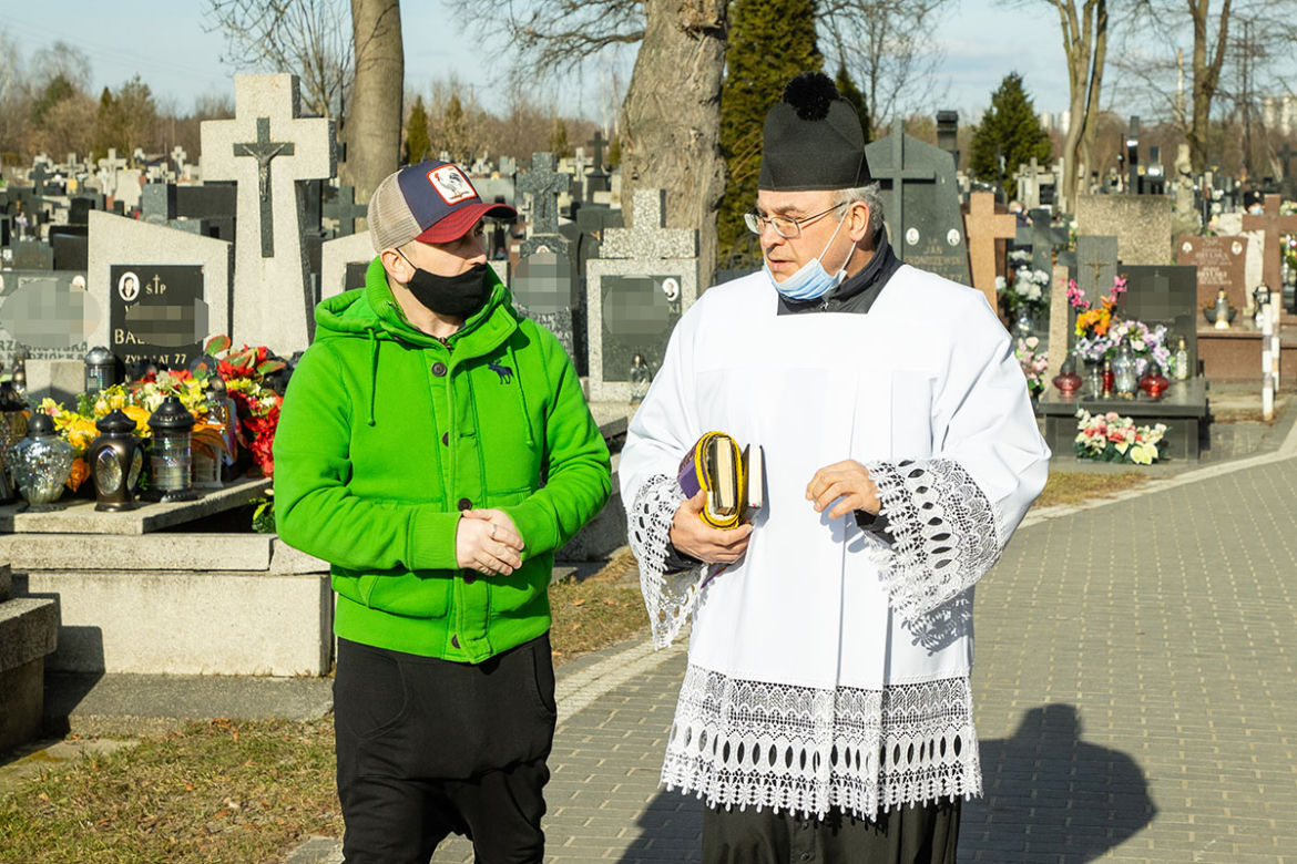 Wynieśli z cmentarza 2,5 tony krzyży