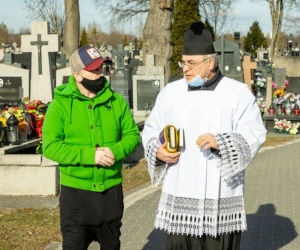 Wynieśli z cmentarza 2,5 tony krzyży