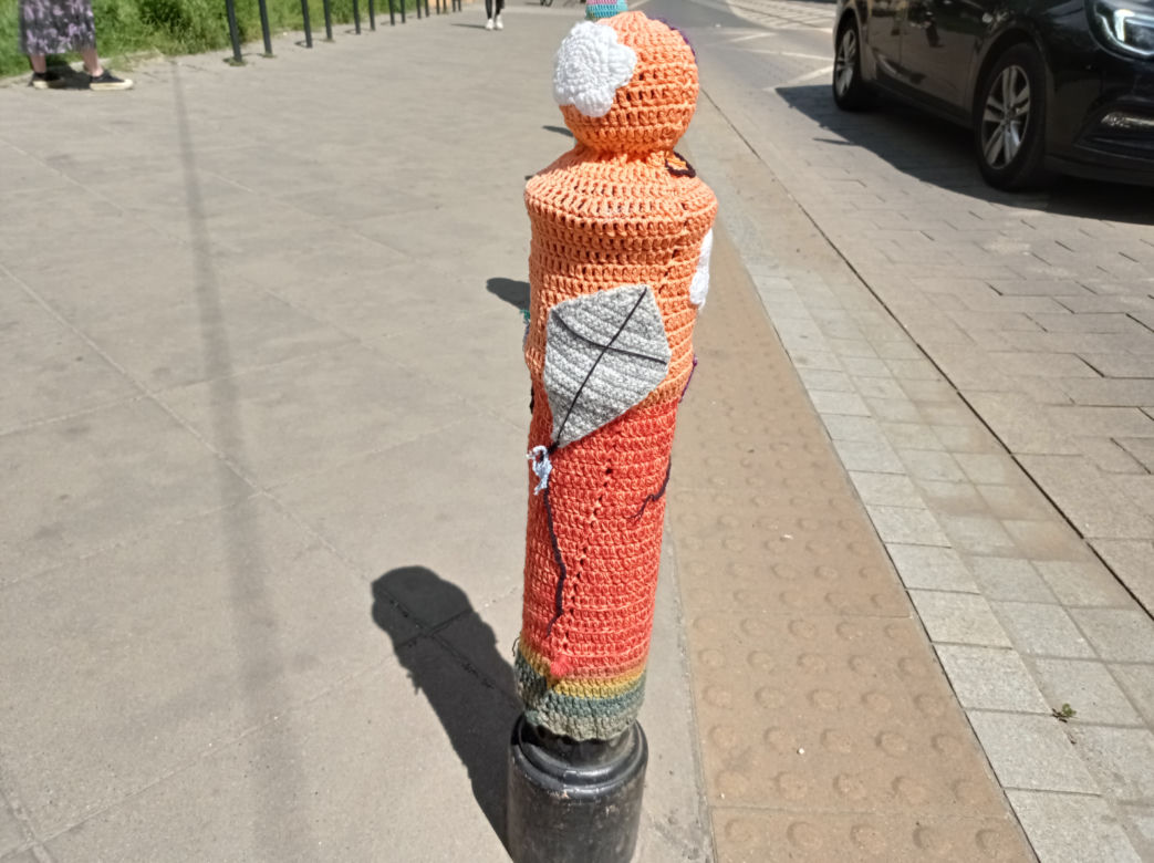 Słupki na Szmulkach dostały włóczkowe ubranka