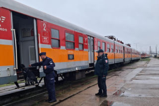 Czworonożni agenci w pociągach POLREGIO. Służby trenowały na bocznicy w Iławie