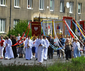 Nawrocki na procesji z rodziną