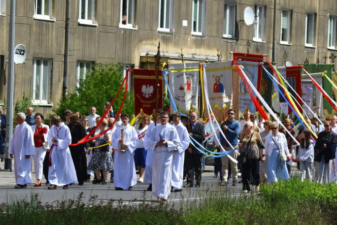 Nawrocki na procesji z rodziną