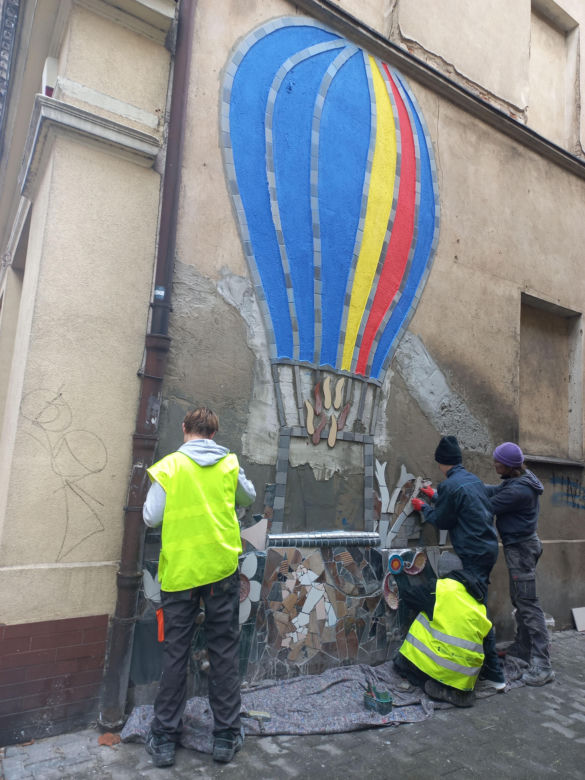Uczniowie Zespołu Szkół Rolniczo-Budowlanych w Lesznie wyklejają balon z płytek na kamienicy przy ul. Wolności