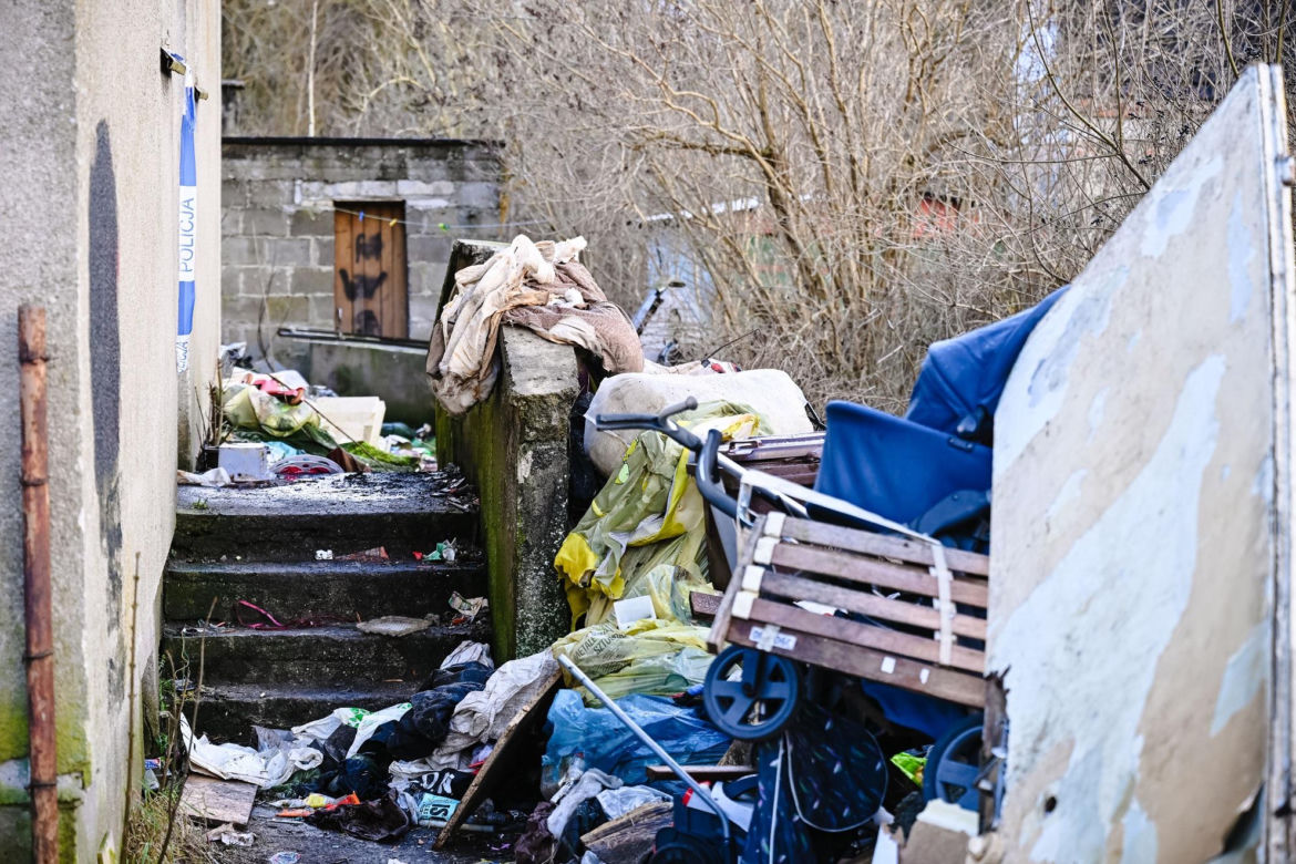 Pożar opuszczonego domu w Redzie. To tutaj zginęły trzy osoby. Zdjęcia z miejsca tragedii