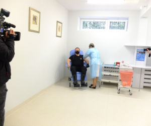 Ruszyły szczepienia służb mundurowych. W szpitalu MSWiA szczepili się policjanci, strażacy, pogranicznicy, celnicy.