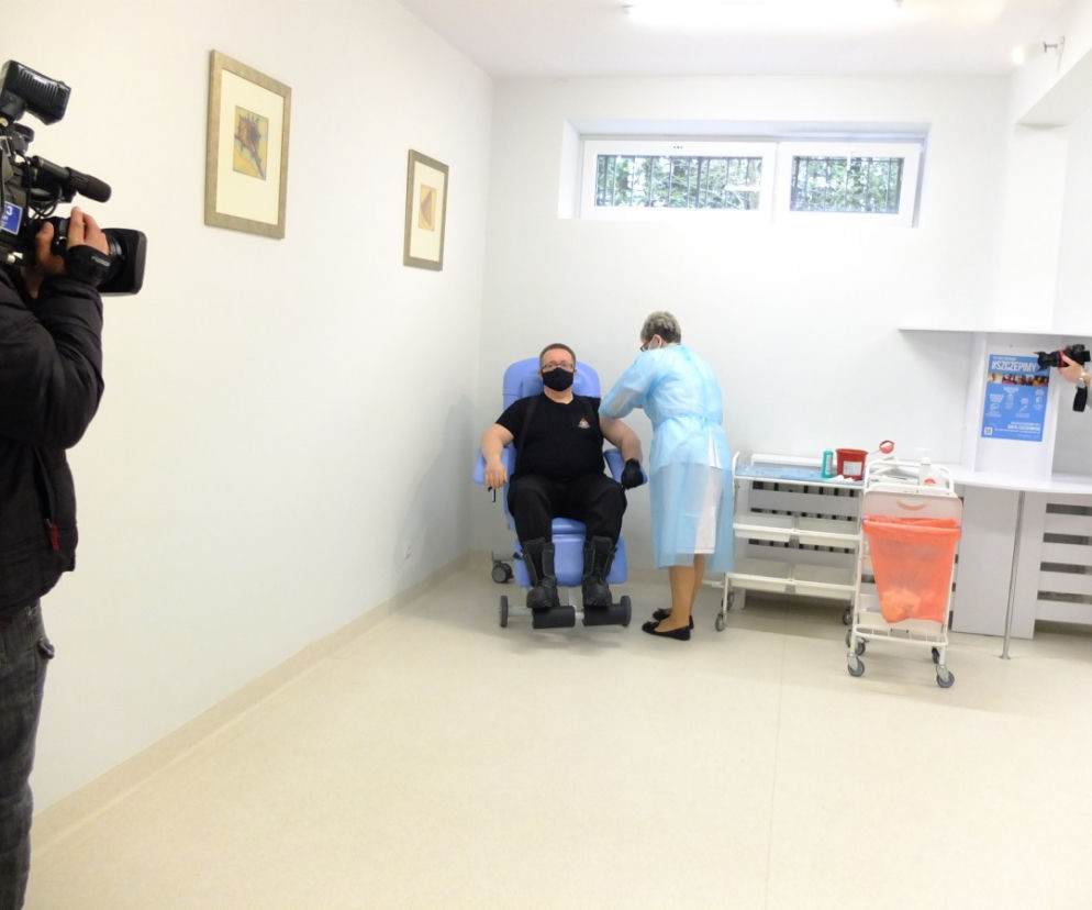 Ruszyły szczepienia służb mundurowych. W szpitalu MSWiA szczepili się policjanci, strażacy, pogranicznicy, celnicy.