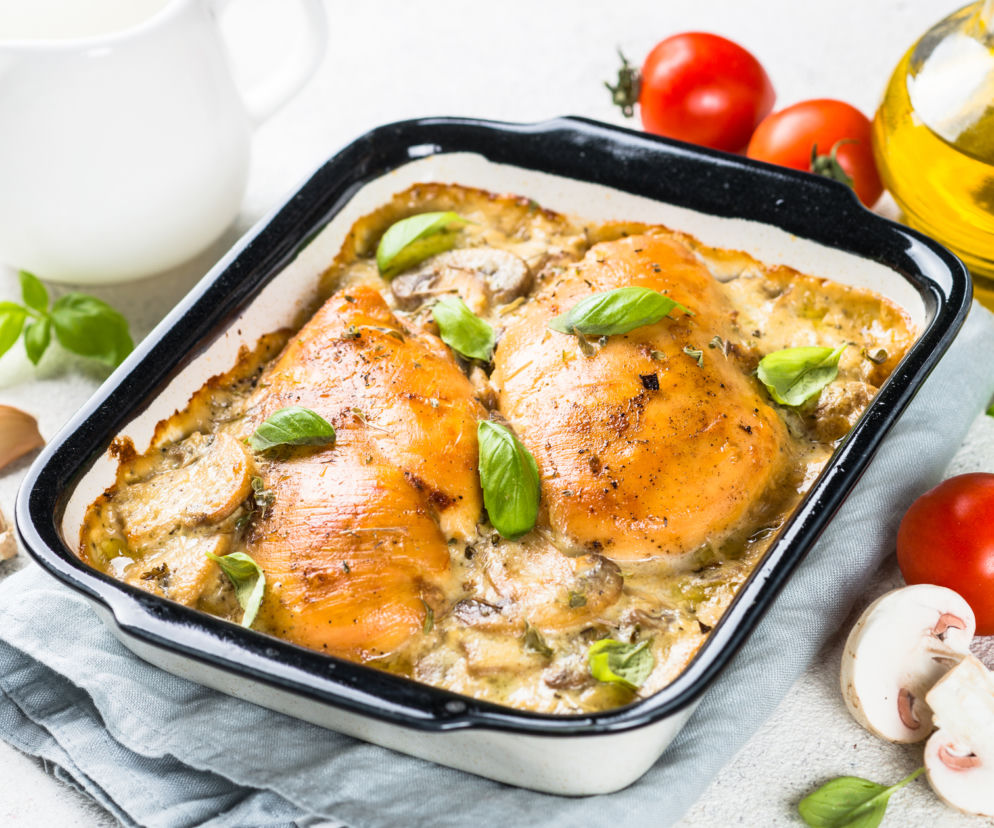 Pierś kurczaka pieczona w sosie pesto z grzybami i pomidorami