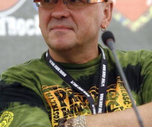 Jerzy Owsiak na przestrzeni lat. Tak zmieniał się jego charakterystyczny wizerunek