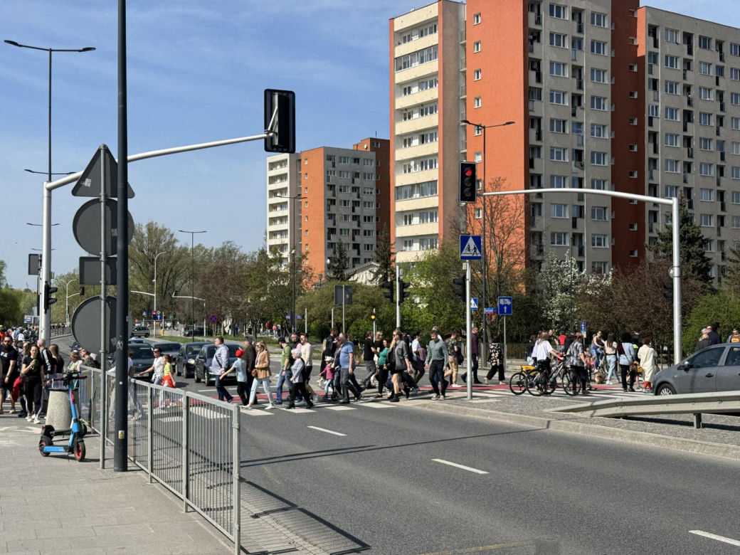 Tłumy na nowym moście pieszo-rowerowym. Kolizje z rowerzystami 