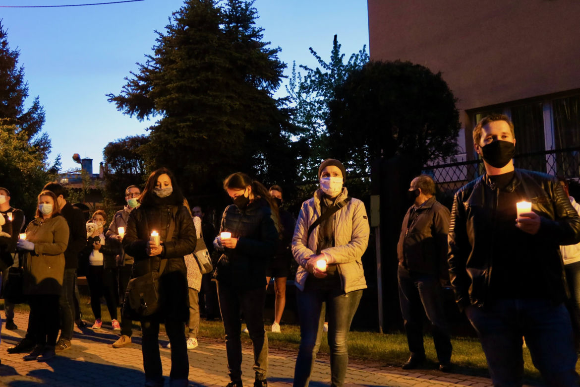 Manifestacja przed kaliską kurią diecezjalną. Kaliszanie oburzeni zachowaniem biskupa Janiaka