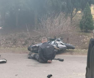 Szalona ucieczka 39-latka w Chmielniku-Kolonii. Motocyklista skończył na asfalcie w kajdankach