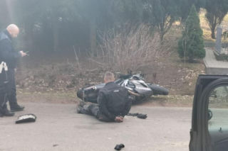 Szalona ucieczka 39-latka w Chmielniku-Kolonii. Motocyklista skończył na asfalcie w kajdankach