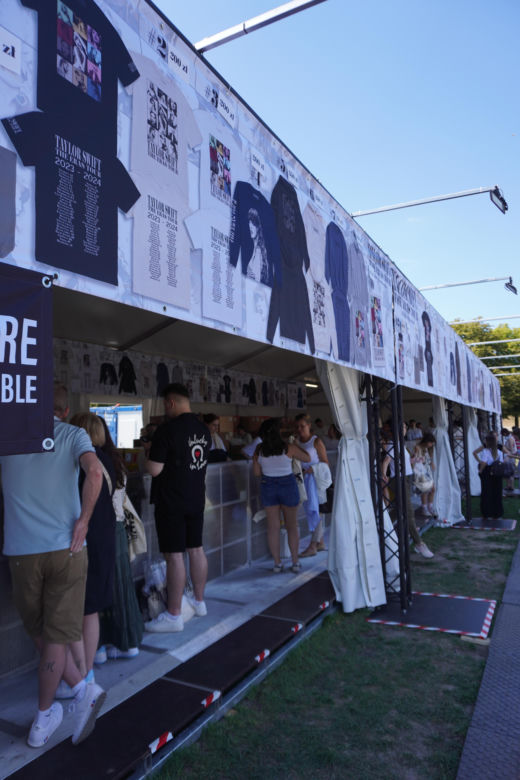 Pod Stadionem Narodowym wystartowała sprzedaż merchu Taylor Swift, pojawili się pierwsi fani