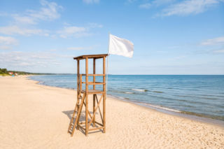 Sinice Ustronie Morskie. Czy w Ustroniu Morskim można się kąpać 26.08? Flaga, warunki pogodowe