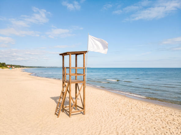 Sinice Ustronie Morskie. Czy w Ustroniu Morskim można się kąpać 26.08? Flaga, warunki pogodowe