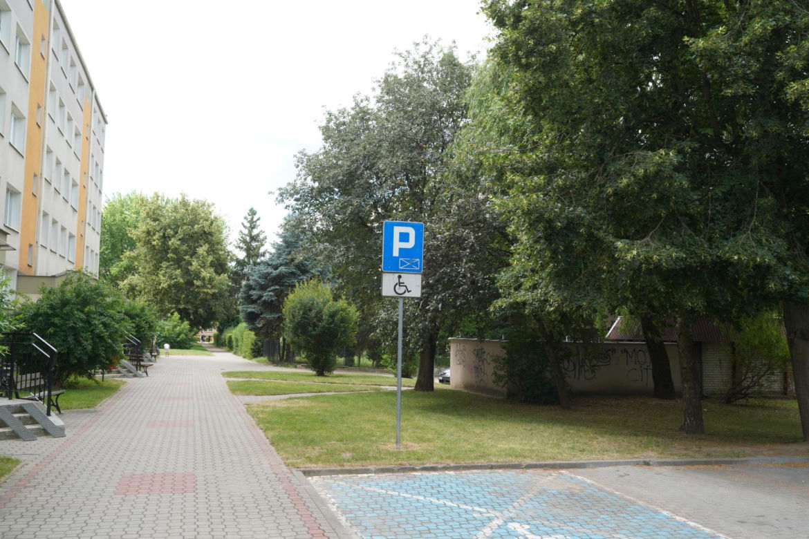 Dostał mandat, bo posprzątał przed blokiem i zadbał o trawnik