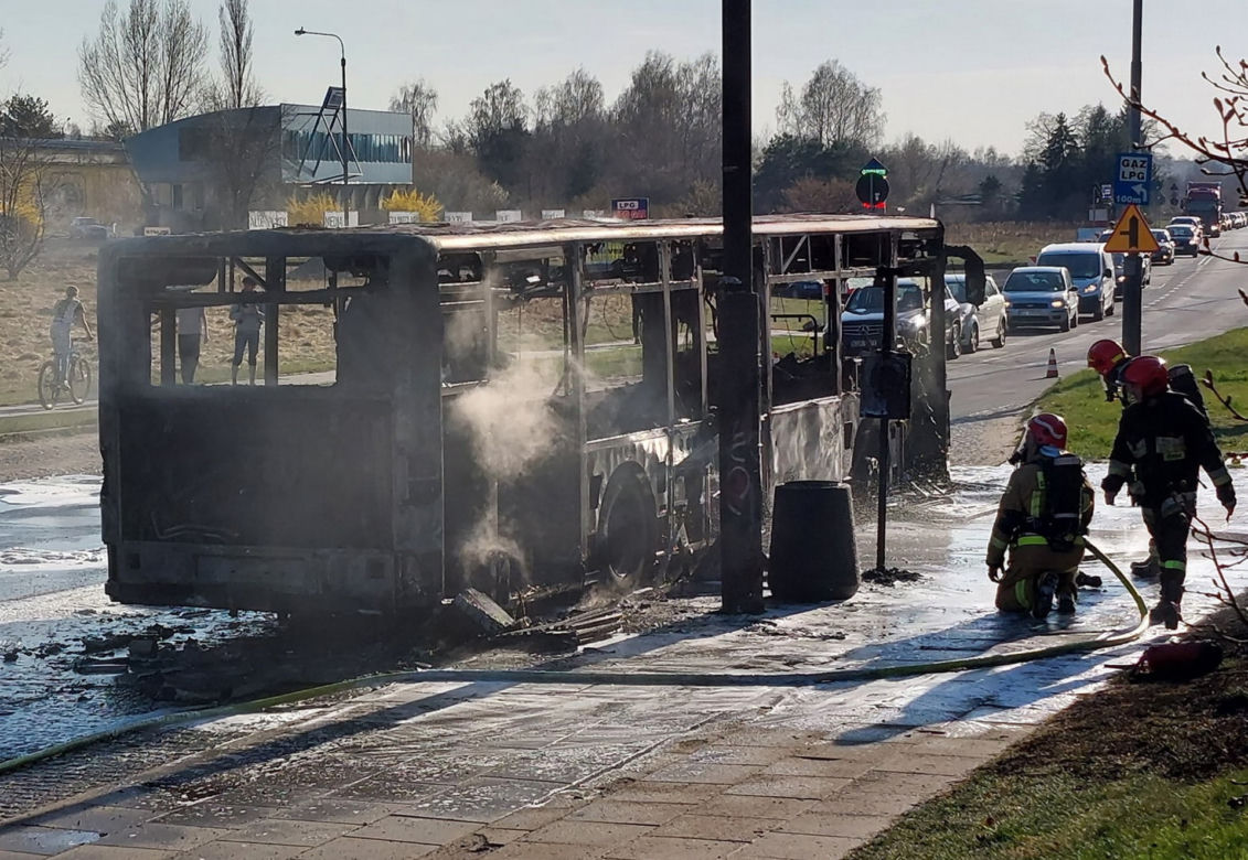 Autobus miejski spłonął doszczętnie na środku ulicy! Szok w Łodzi [ZDJĘCIA]