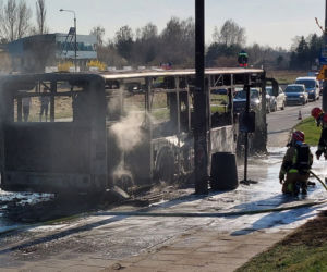 Autobus miejski spłonął doszczętnie na środku ulicy! Szok w Łodzi [ZDJĘCIA]
