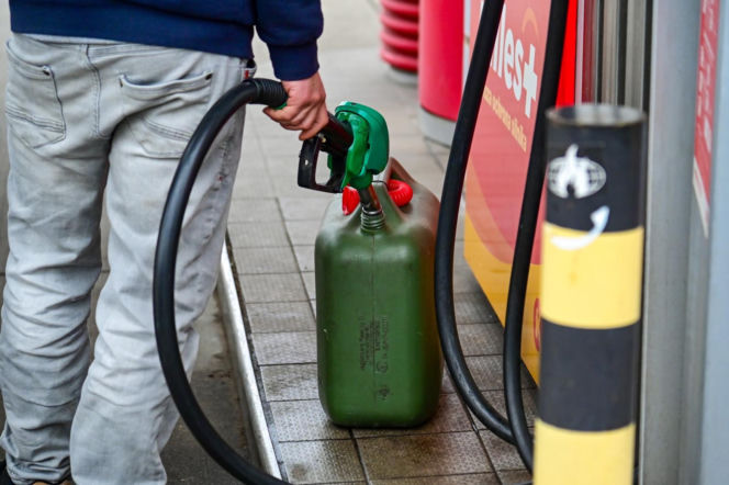 Kolejki niemieckich aut na przygranicznych stacjach paliw