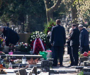Kaczyński na grobie ukochanej mamy
