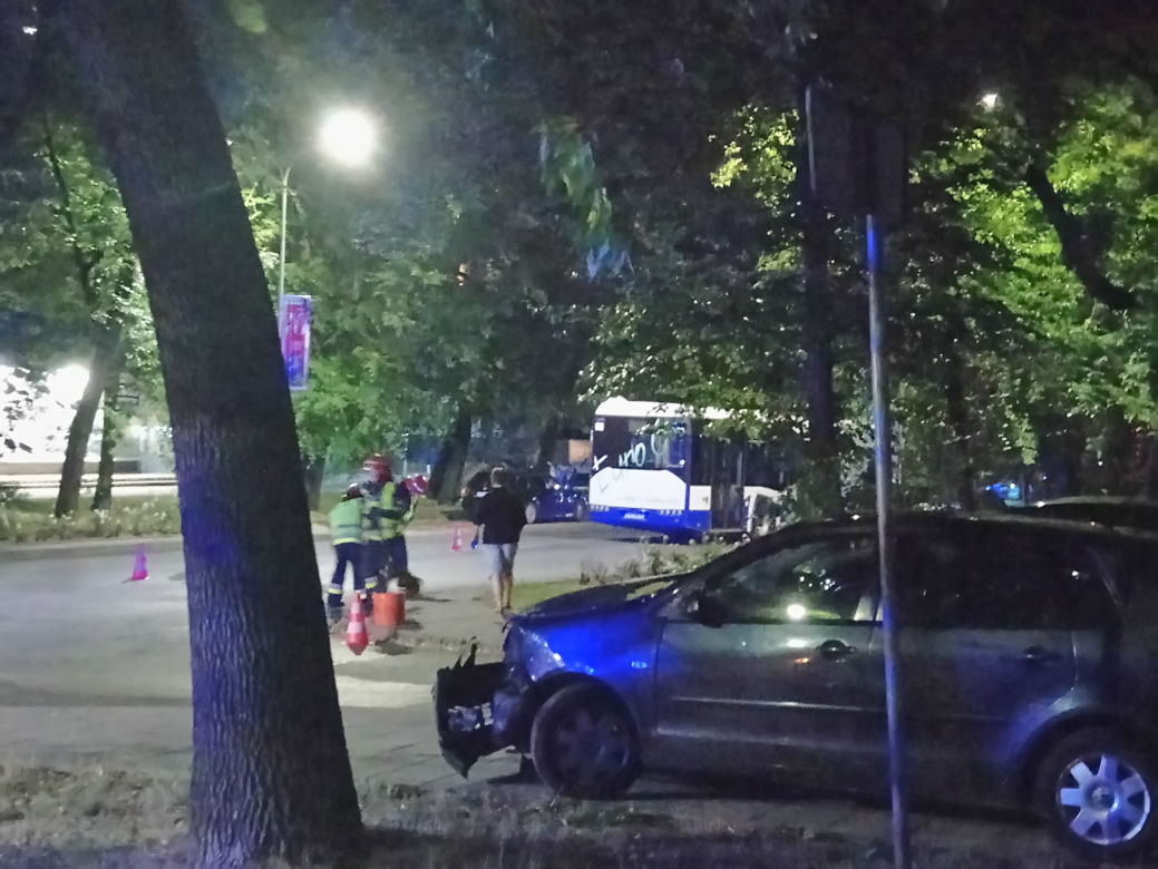 Kraków: Samochód stoczył się ze wzniesienia i... uderzył w autobus