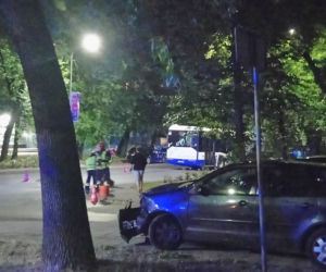 Kraków: Samochód stoczył się ze wzniesienia i... uderzył w autobus