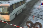 Autobus szkolny utknął na torach. Chwilę później przejechał pociąg