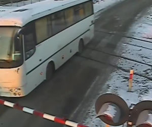 Autobus szkolny utknął na torach. Chwilę później przejechał pociąg