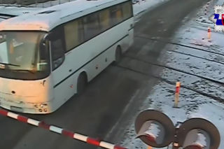Autobus szkolny utknął na torach. Chwilę później przejechał pociąg