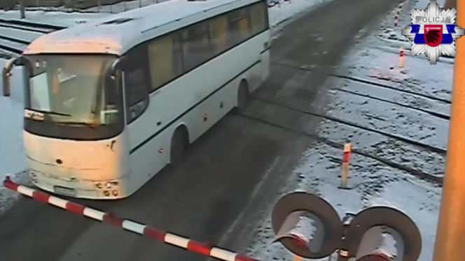 Autobus szkolny utknął na torach. Chwilę później przejechał pociąg