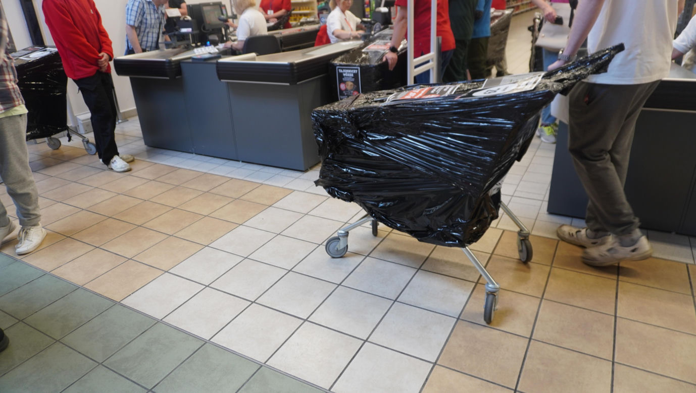 Tajemnicze wózki w Auchan w Olsztynie. Sprawdziliśmy, co było w środku. Zobacz zdjęcia!