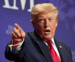 Prezydent USA Donald Trump uciszał w poniedziałek dziennikarkę CNN Kristen Holmes