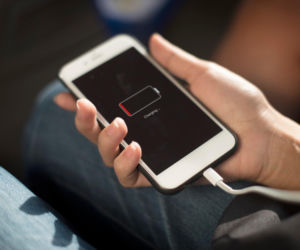 Bateria w telefonie trzyma zaledwie kilka godzin? Sprawdź, czy nie popełniasz tego błędu podczas ładowania