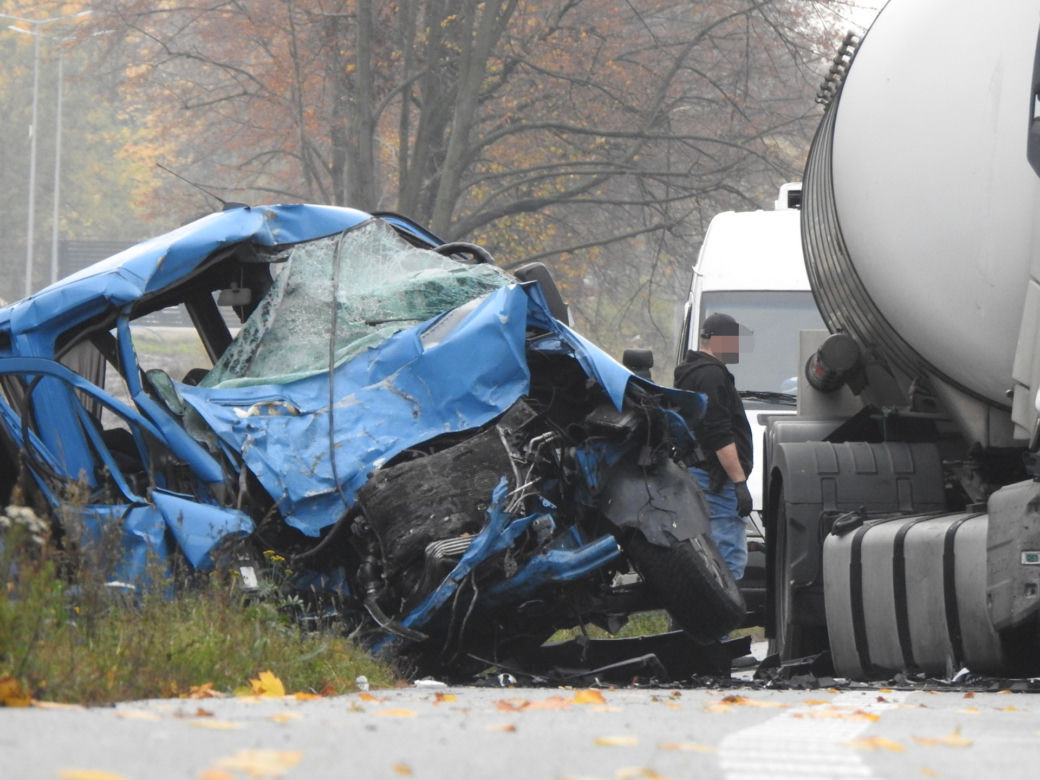Śmiertelny wypadek na DK50. Zderzyły się dwa samochody. Dwie osoby nie żyją, dwie są ranne