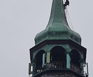 Alpinista na wieży kościoła w Białogardzie