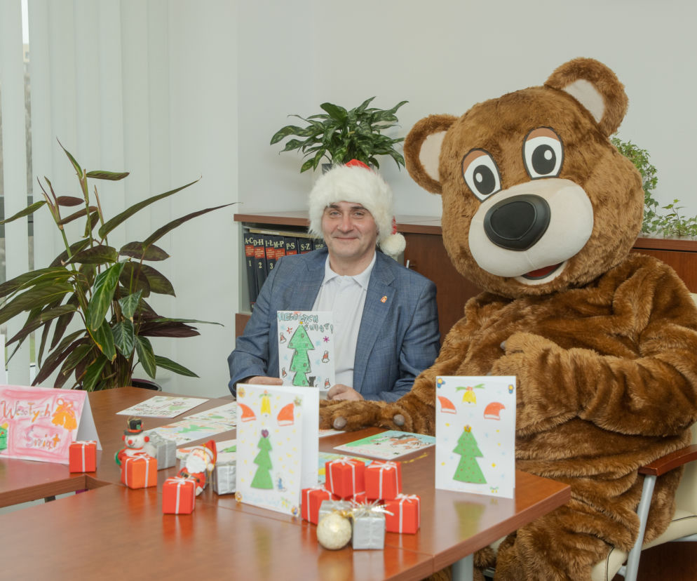 Burmistrz Ursynowa z Misiem „Ursynkiem”: Niech świąteczne niespodzianki wywołają falę radości
