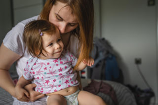 To nie złośliwość: metki i szwy mogą boleć dziecko. Eksperci mówią wprost